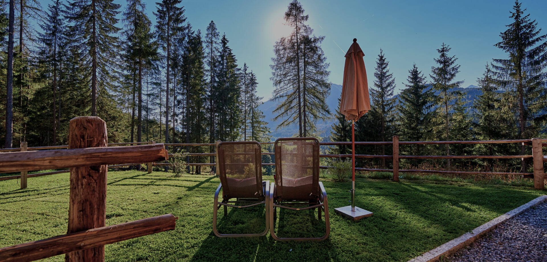 Liegestühle im Garten im eigenen Chalet in Österreich